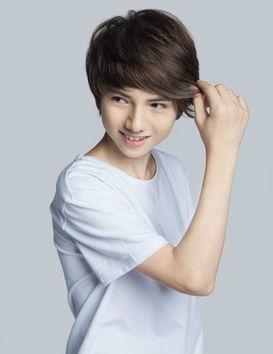 邓伊伶个人资料,才华横溢的年轻艺术家，艺术与人生的完美融合